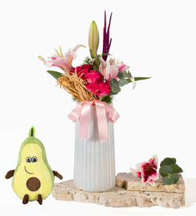 Beyaz Çizgili Vazoda Pembe Lilyum & Avokado Yastık