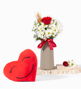 Bej Vazoda Beyaz Papatyalar ve Gülen Kalpli Yastık